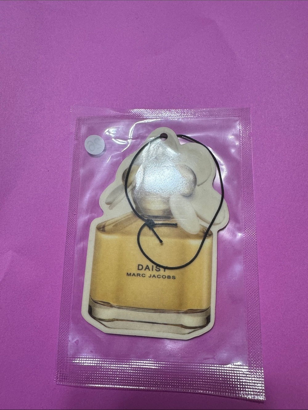 Marc Jacobs Daisy Hanging Air Freshener - Gold Bottle with Ivory Daisy